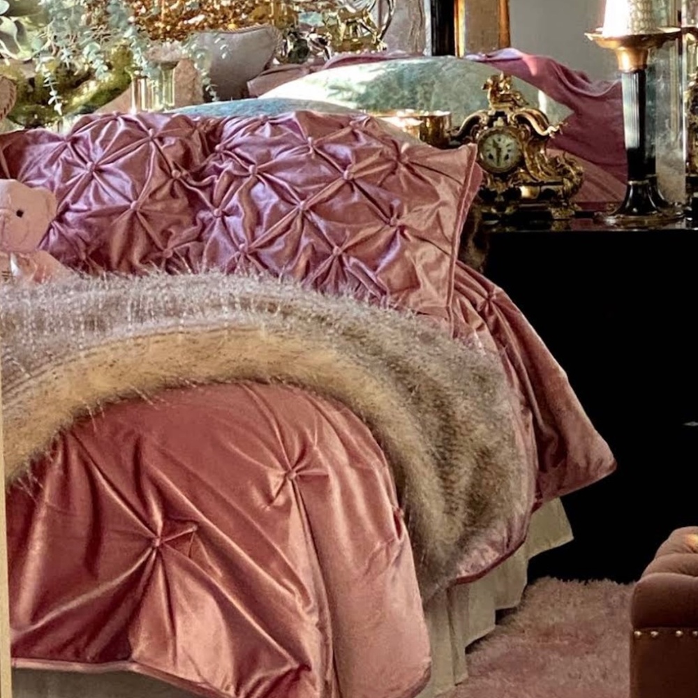 Neiman Marcus Bedding set